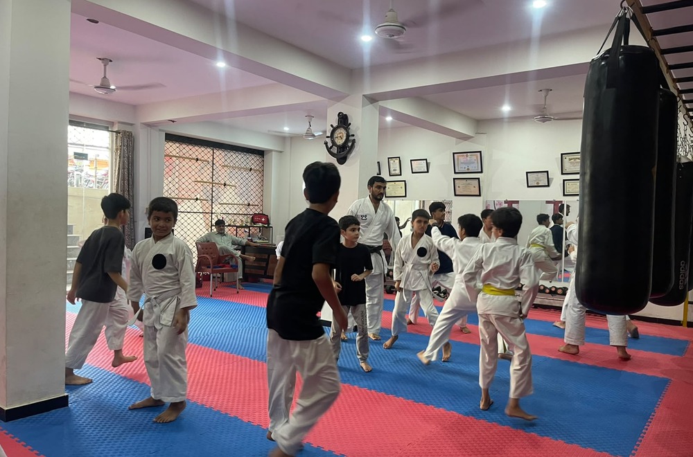 Live karate sparring, footwork and striking practice on dojo mats